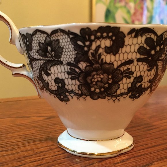 Royal Albert, Senorita, teacup & saucer - Picture 7 of 9